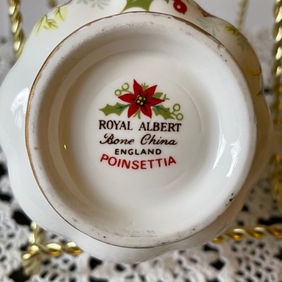 Royal Albert Poinsettia saucer and tea cup. Bone China made in England. - Picture 11 of 12